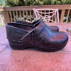 DANSKO XP Black Tooled Leather Cogs Size 36, US 5.5-6